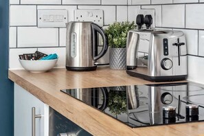 Frigorífico, microondas, horno y placa de cocina
