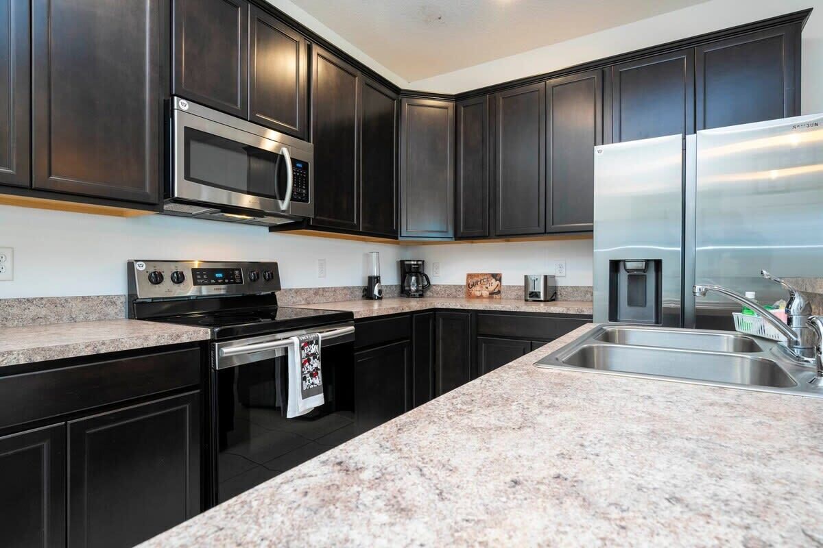 Kjøleskap, mikrobølgeovn, ovn og kokeplater