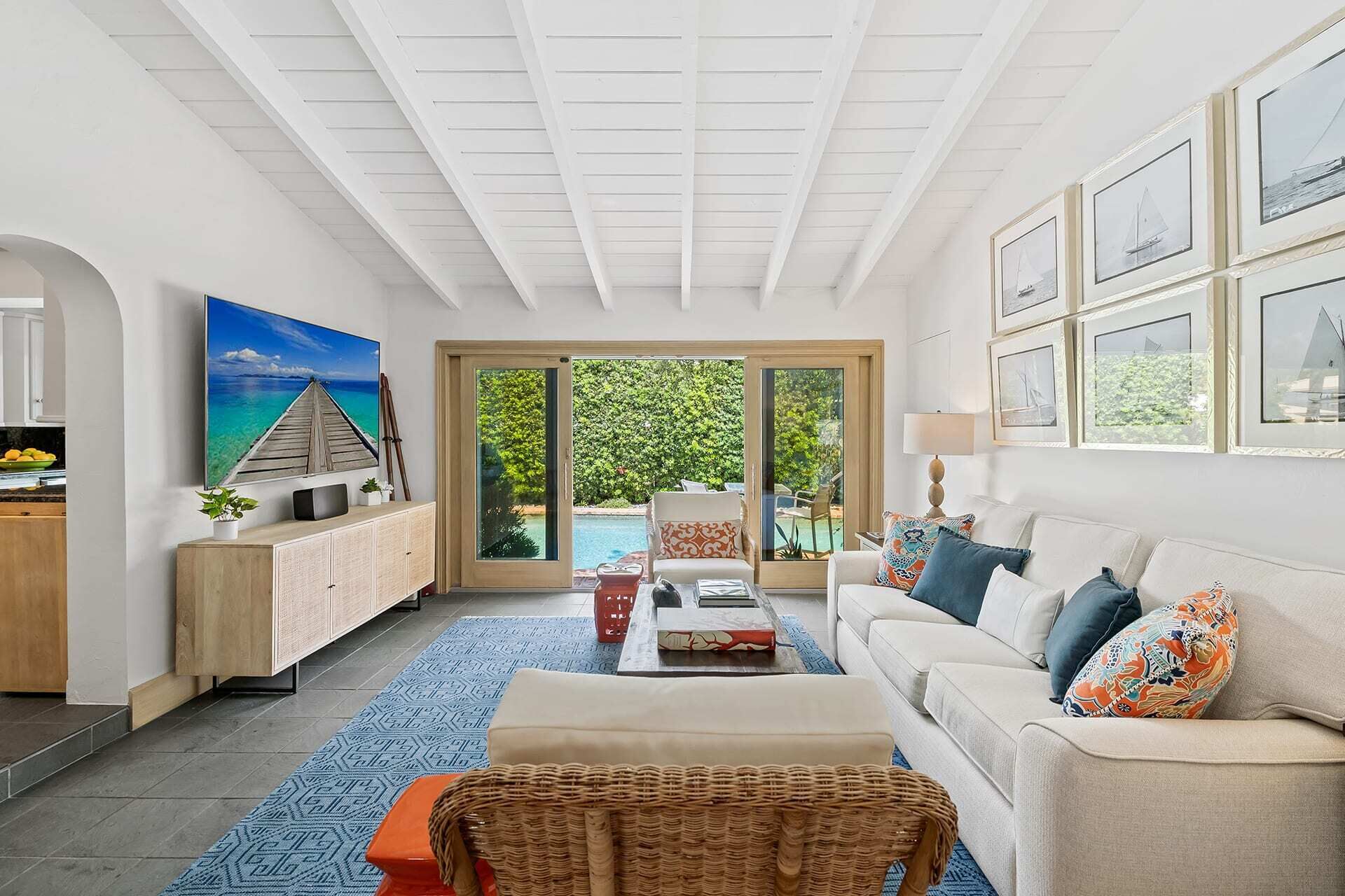 Televisión y oficina 