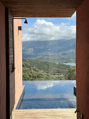 Una piscina al aire libre, una piscina climatizada