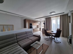 Living area - Dream Duplex by Mamaia beach with Park Views & Underground Free Parking (Constanța)