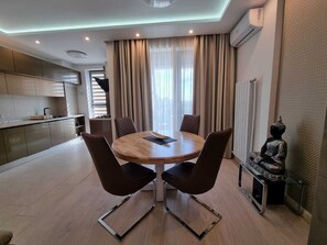 Dining - Dream Duplex by Mamaia beach with Park Views & Underground Free Parking (Constanța)