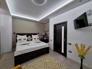 1 bedroom, iron/ironing board, WiFi, bed sheets - Dream Duplex by Mamaia beach with Park Views & Underground Free Parking (Constanța)