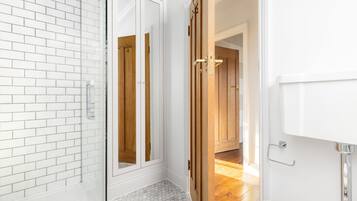 Apartamento | Banheiro | Chuveiro com efeito de chuva, produtos de toalete grátis