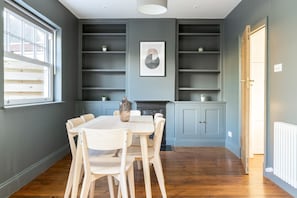 Apartment | In-room dining - Spacious 3 Bed Flat Putney (London)