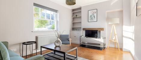 Apartment | Living area | 37-inch TV with cable channels, Netflix, streaming services