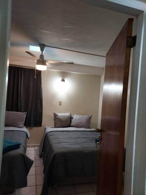 2 habitaciones, tabla de planchar con plancha y wifi gratis 