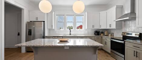 Refrigerador, microondas, horno y parrilla de estufa