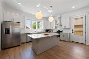 Kylskåp, mikrovågsugn, ugn och spishäll