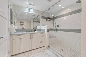 Combined shower/bathtub, hair dryer, towels - Oceanfront/Ground Floor Unit/A/C/Parking/Guest Favorite (La Jolla)