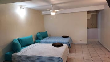 1 dormitorio, tabla de planchar con plancha, wifi y ropa de cama