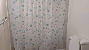 Ducha, secador de pelo, jabón y champú