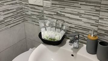 Doccia, asciugacapelli, bidet, asciugamani