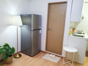 冷蔵庫、電子レンジ、コンロ