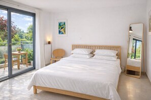 1 habitación, escritorio, tabla de planchar con plancha y cuna de viaje 