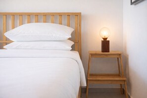 1 habitación, escritorio, tabla de planchar con plancha y cuna de viaje