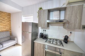 Refrigerador, horno, cafetera y tetera y tetera eléctrica