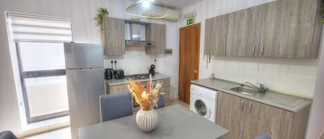 Fridge, oven, coffee/tea maker, electric kettle