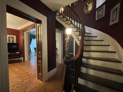 THE Crown Pearl OF Niagara Falls