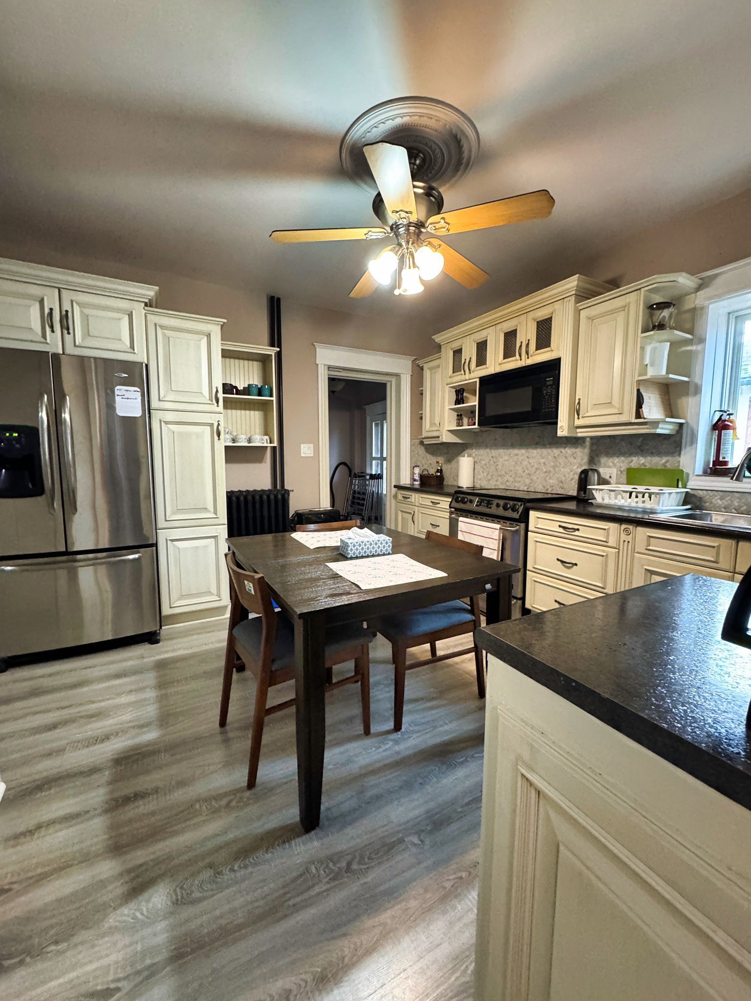 Køleskab, mikrobølgeovn, ovn, kogeplade