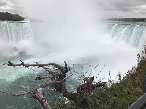 Une cascade offrant une vue sur le paysage environnant.