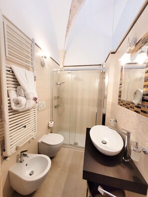 Deluxe Room | Salle de bain | Douche, douche cascade, articles de toilette (gratuits)