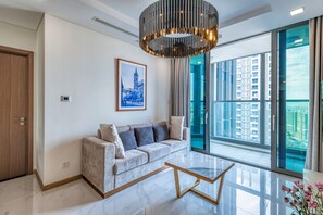 Apartment, 3 Schlafzimmer, Balkon, Stadtblick | Laptopgeeigneter Arbeitsplatz, Verdunkelungsvorhänge