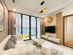 Apartamento, 2 habitaciones, balcón, vistas a la ciudad | Espacio para trabajar con un portátil y cortinas opacas