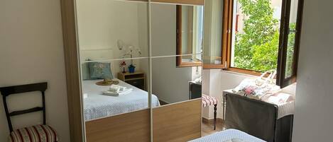 2 slaapkamers, een strijkplank/strijkijzer, reisbedje, gratis wifi