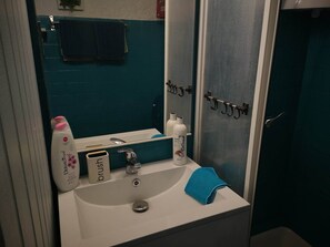 Sèche-cheveux, serviettes fournies, savon, shampoing