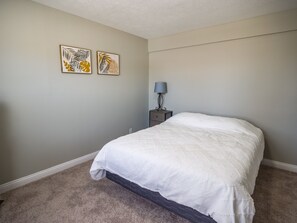 2 bedrooms, iron/ironing board, WiFi, bed sheets - Classy, Charming, Comfy 2 BR (Lafayette)