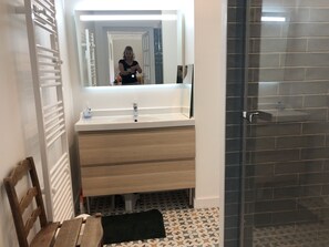 Dusche, Haartrockner, Handtücher