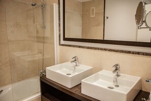 Badewanne, Haartrockner