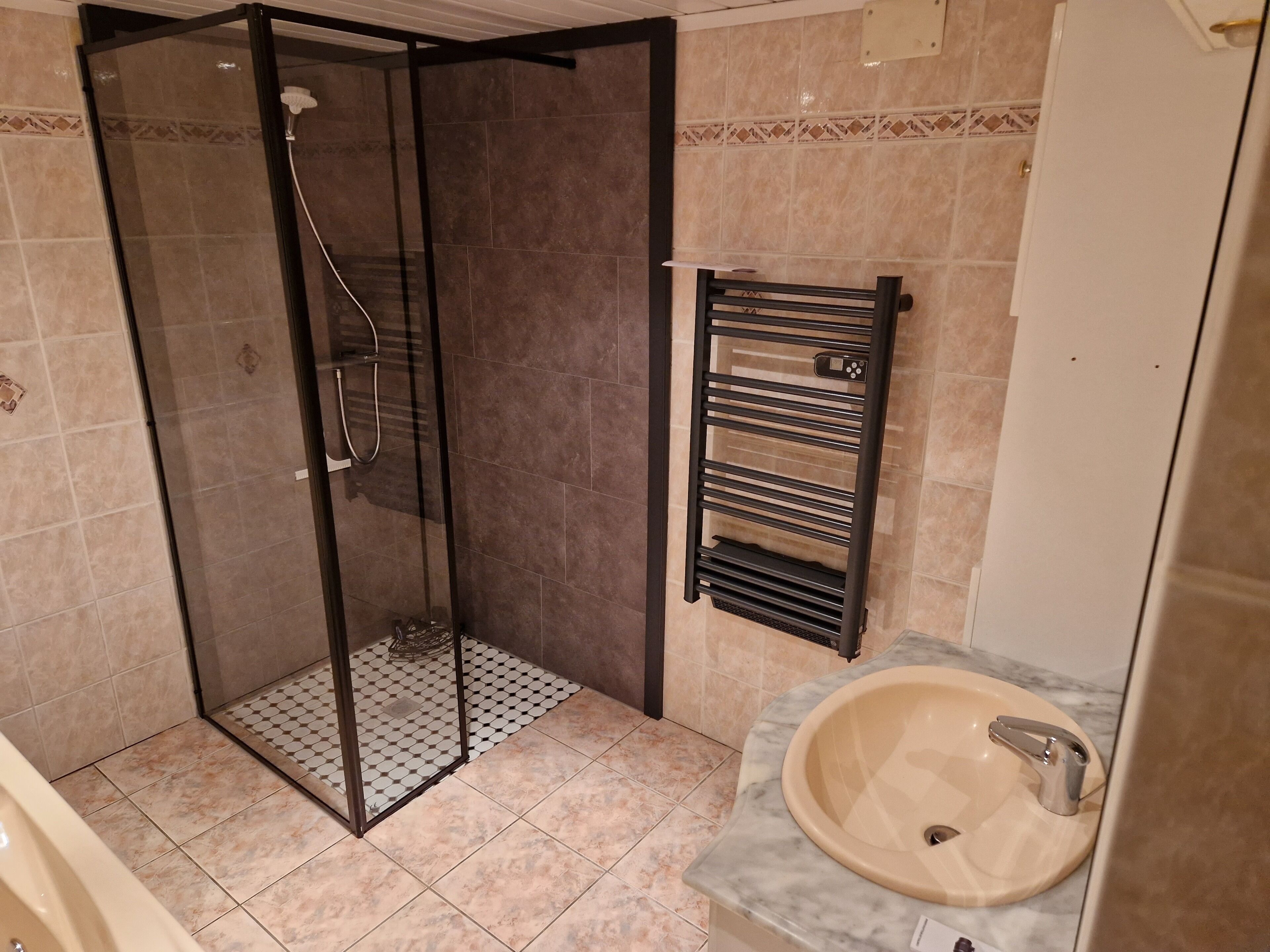 Jetted tub, hair dryer, towels, toilet paper