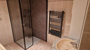 Jetted tub, hair dryer, towels, toilet paper