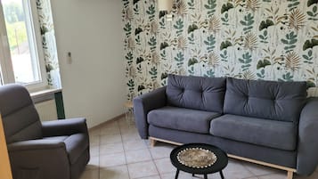 Een televisie en boeken