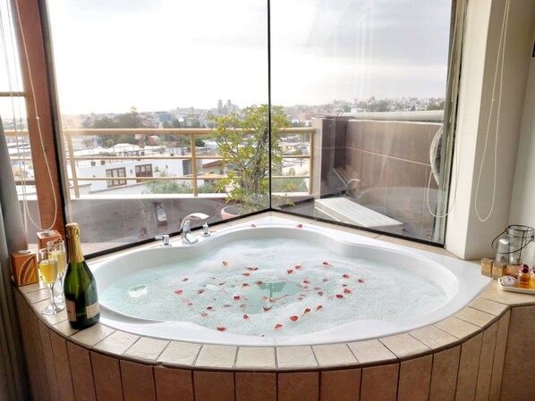 高级套房 | 客房内保险箱、熨斗/熨板、免费 WiFi、床单