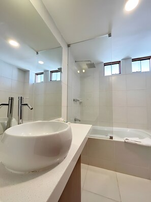 Suite júnior | Bany | Assecador de cabells, tovalloles, sabó i xampú 