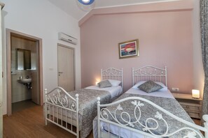 3 quartos, escrivaninha, ferros/tábuas de passar roupa, berço de viagem