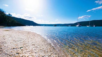 En la playa y camastros