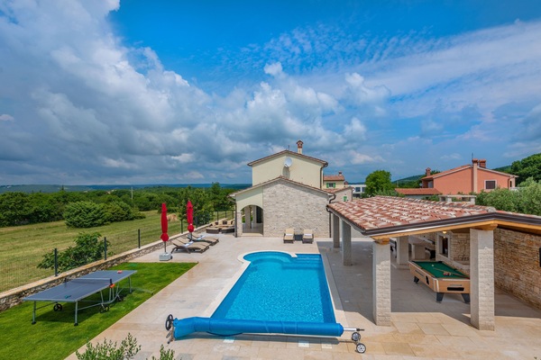 Ein großer eingezäunter Garten, privater Pool und eine kurze Strecke zum Strand