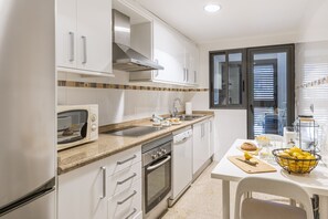 Een koelkast, een microgolfoven, een oven, een vaatwasser