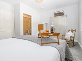 2 dormitorios, decoración individual, mobiliario individual