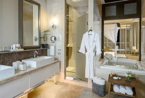 Douche, baignoire Ă jets, sĂšche-cheveux, serviettes fournies