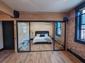 1 bedroom, free WiFi, bed sheets - The Linden Lofts at Albertini’s- Downtown Luxury Loft #4 (Wallace)