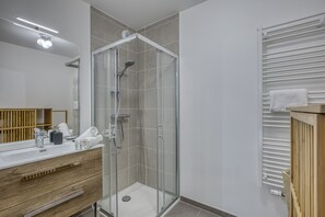 Dusj, hårføner og håndklær