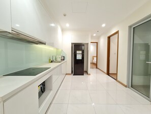 Private kitchen - DongDong LUX APT - Vinhomes Central Park (Ho Chi Minh City)