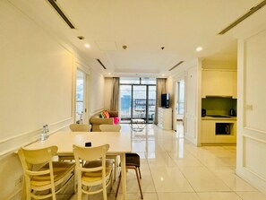 Apartamento, 3 quartos, sacada, vista para a cidade | Espaço de trabalho para notebook, quartos à prova de som