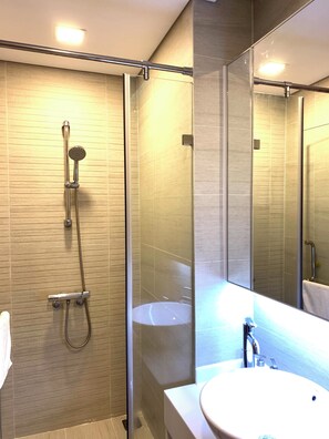 Shower, free toiletries, hair dryer, slippers - DongDong LUX APT - Vinhomes Central Park (Ho Chi Minh City)