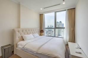 Apartamento, 1 quarto, sacada, vista para a cidade | Espaço de trabalho para notebook, quartos à prova de som